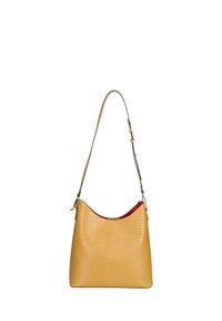 Borsa a spalla in pelle gialla texturizzata con interno rosso, forma morbida, tracolla regolabile e sottili dettagli in metallo.