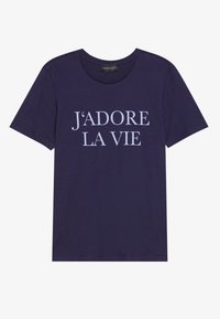 Námořnická modrá bavlněná trička s krátkým rukávem a kulatým výstřihem, na němž je text "J'ADORE LA VIE" ve světle modré barvě.