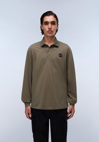 Olijfgroene polo met lange mouwen, gemaakt van katoen, met een klein rond logo op de borst en een traditionele kraag.