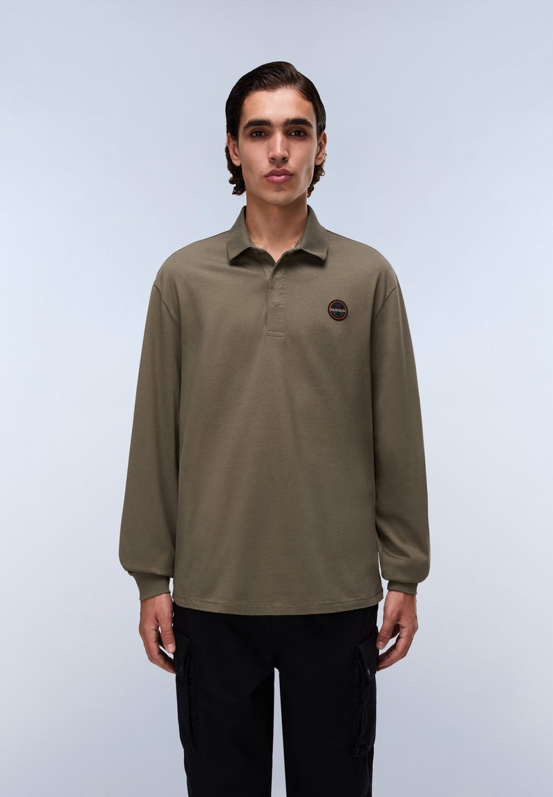 Olijfgroene polo met lange mouwen, gemaakt van katoen, met een klein rond logo op de borst en een traditionele kraag.