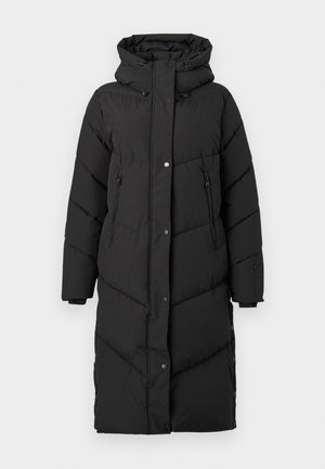 Palton lung negru căptușit pentru iarnă, cu glugă, nasturi cu capse în față, buzunare laterale cu fermoar și cusături în diagonală.