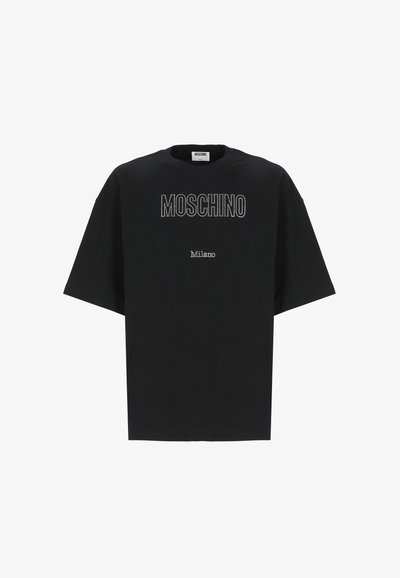 T-shirt nera in cotone con maniche corte, scollo rotondo e testo "MOSCHINO Milano" embellito con strass bianchi sulla parte anteriore.