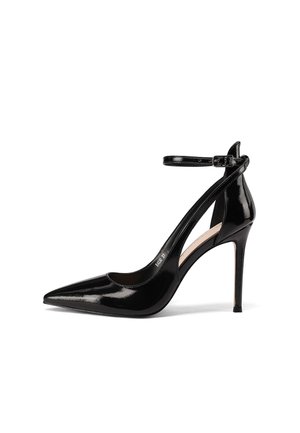 Décolleté in vernice nera con tacco alto a spillo, punta appuntita, cinturino alla caviglia e design a taglio sui lati. Tacco stiletto sottile.
