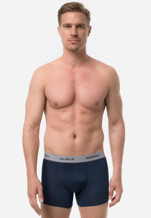 Marineblaue Boxershorts mit einem grauen Bündchen, das den Text "est. 89 cal" und "denim brøns" trägt. Hergestellt aus glattem Stoff, enganliegendes Design.