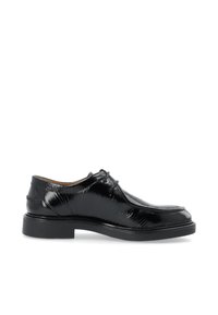 Scarpe in pelle verniciata nera con punta arrotondata, suola spessa e minimal lacing. Presentano una finitura lucida e una superficie testurizzata.