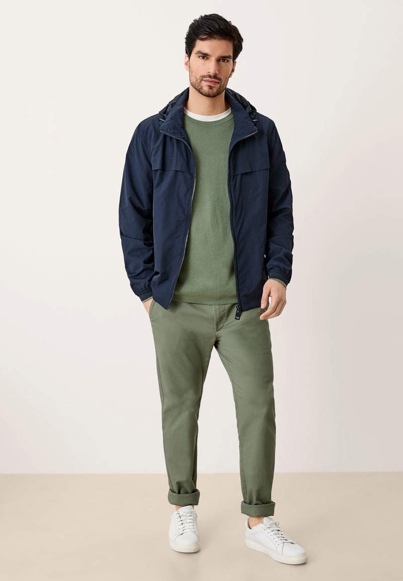 Herren Chinos | s.Oliver Chino army green/dunkelgrün - RC68259 Herren Chinos | s.Oliver Chino army green/dunkelgrün - RC68259