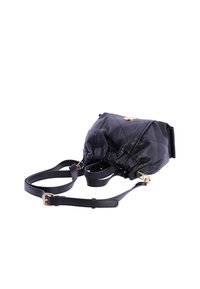Bolso de cuero negro acolchado con parte superior fruncida, detalles de hardware dorado y una correa ajustable. Textura suave con forma estructurada.