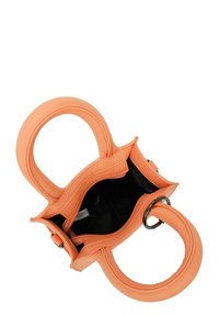 Borsa in pelle pesca con due manici rotondi, apertura con zip e interno nero. Il design è compatto e strutturato.