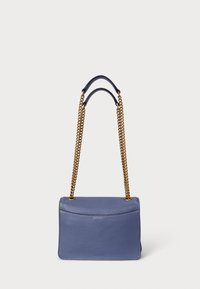 Gaišzils ādas pleca somiņa ar gludu tekstūru, kurai ir zelta ķēdes siksna, noapaļota vāka aizdares un diskreta zīmola atpazīstamība.