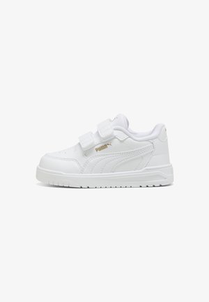 Zapatillas blancas con un upper sintético liso, correas de velcro, acentos texturizados y una suela de goma. Presenta un sutil logo dorado.