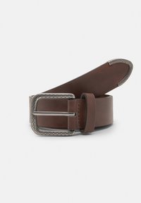 Cintura marrone in pelle con fibbia in argento inciso e punta in argento abbinata, arrotolata su uno sfondo bianco.