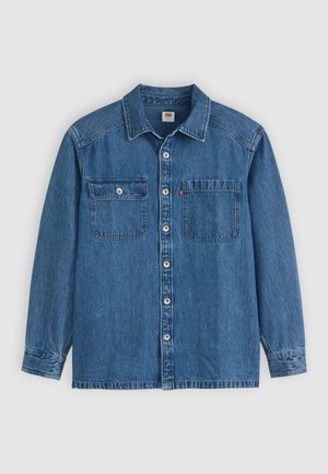 Hellblaue Jeanshemd mit langen Ärmeln, durchgehender Knopfleiste, zwei Brusttaschen mit Klappen und einem schlichten Kragen. Mit einem Levi's Logo-Tag.