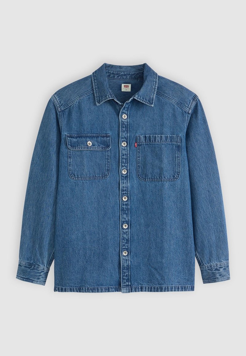 Blauwe denimshirt met lange mouwen, knoopsluiting aan de voorkant, twee borstzakken met kleppen en een eenvoudige kraag. Bevat een Levi's logo label.