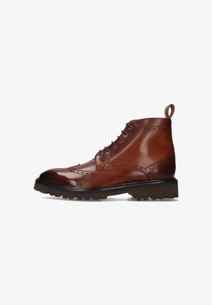 Braune Leder-Stiefeletten mit Brogue-Design, runder Zehenpartie, sechs Ösen, robuster Sohle und einem Zuglaschen hinten.