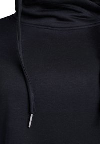 Svart hoodie med en mjuk textur, som har hög krage, justerbar dragsko och metalliska detaljer på snoddens ändar.