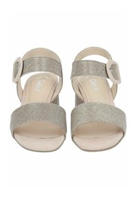 Sandali metallici dorati con fasce larghe e una grande chiusura con fibbia. La soletta beige liscia e il design aperto delle dita completano la struttura.