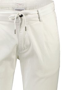 Białe spodnie bawełniane z elastycznym pasem, sznurkiem do regulacji i zapięciem na guzik, o gładkiej fakturze bez widocznych wzorów.