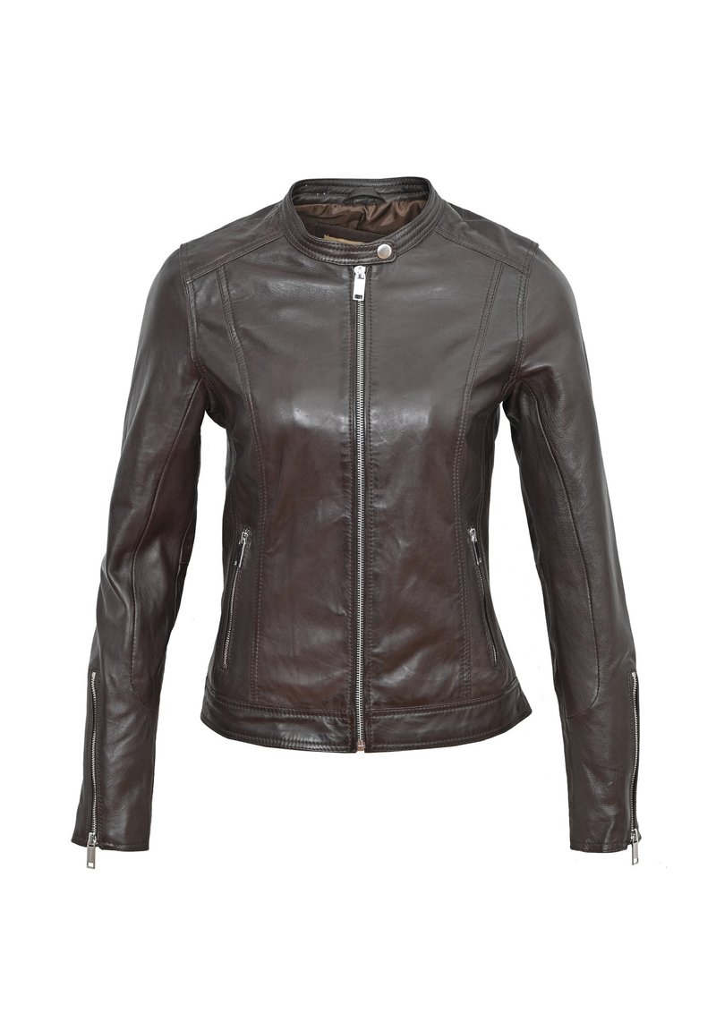 Hnědá kožená bunda s přiléhavým střihem, zapínáním na zip a bočními kapsami. Má hladkou texturu a decentní švy.