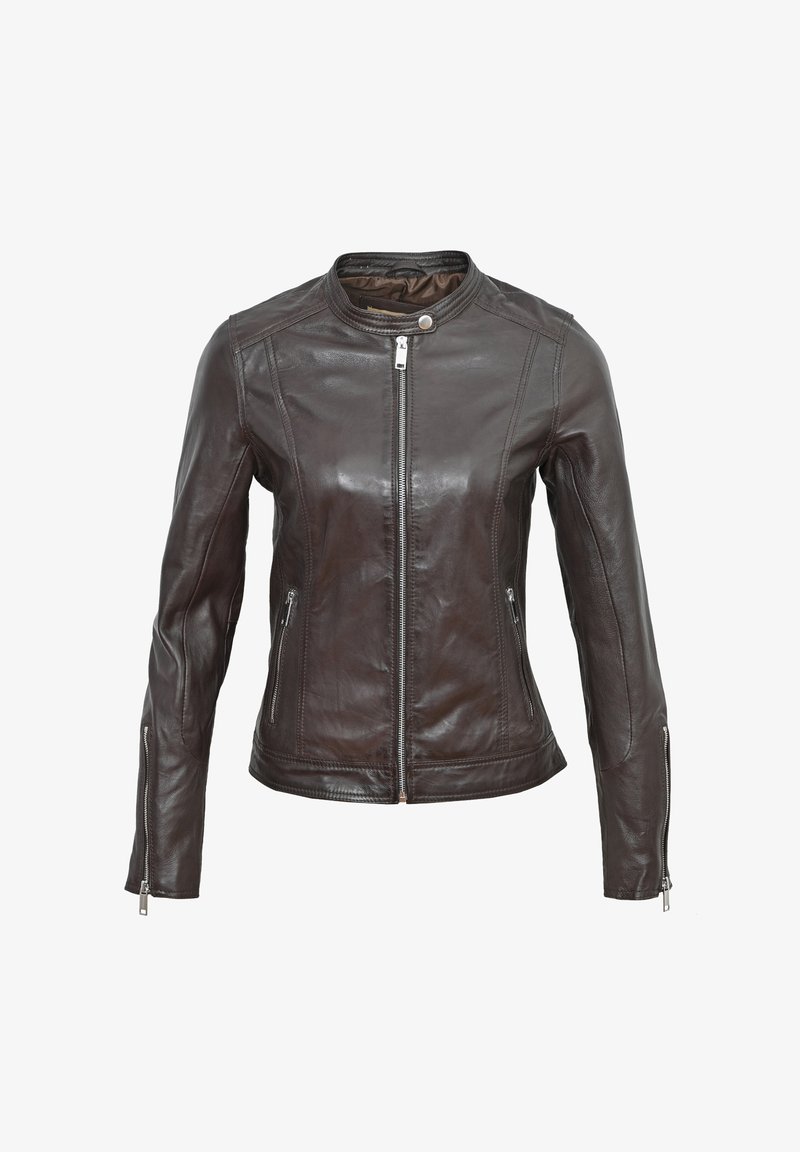 Hnědá kožená bunda s přiléhavým střihem, zapínáním na zip a bočními kapsami. Má hladkou texturu a decentní švy.