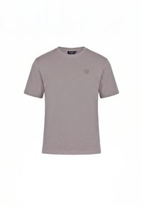 Απλό ανοιχτό καφέ κοντομάνικο T-shirt με στρογγυλή λαιμόκοψη, με μικρό κεντημένο λογότυπο στο αριστερό στήθος και ετικέτα του brand στο εσωτερικό του γιακά.