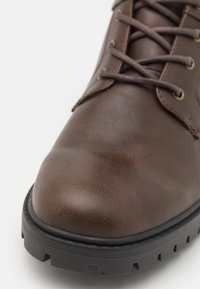 Pier One Botines con cordones - brown