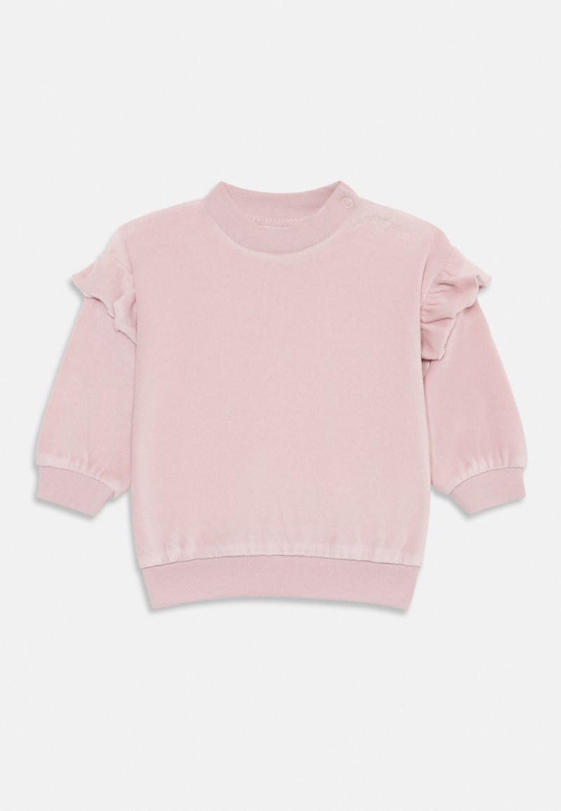 Roza majica s kapuco iz mehke tkanine, ki se ponaša z nabranimi detajli na rokavih ter rebrastim ovratnikom in robom. Vključuje tudi gumb na rami.