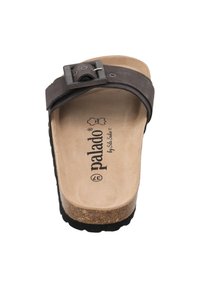 Braune Ledersandale mit einer Schnalle, Korkfußbett, Gummisohle und bedrucktem Logo auf der Innensohle. Flaches Design mit offener Zehenpartie.