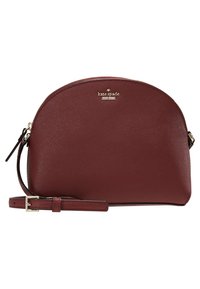 Rote Leder umhängetasche mit einer geschwungenen Form, goldfarbener Hardware und einem dünnen, verstellbaren Tragegurt. Verfügt über einen Reißverschluss und dezente Logodetails.