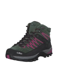 Bota de senderismo de corte medio con un upper de color verde oscuro, acentos en rosa y detalles en gris. Material impermeable con suela texturizada en negro y banda de rodadura con clavos.