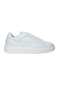 Witte leren sneakers met een gladde textuur, een ronde neus en een platte rubberen zool. Bevat subtiel gestikte accenten en standaard veters.