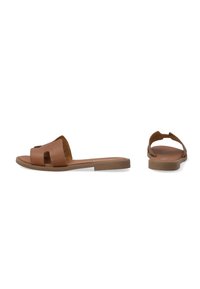 Bruine leren slide-sandalen hebben een uitsnijdontwerp, een platte rubberen zool en een gestructureerde voetbed voor comfort.