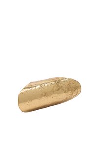 Złoty dekoracyjny przedmiot o gładkim, zakrzywionym kształcie i teksturowanej powierzchni z delikatnymi, wygrawerowanymi wzorami.