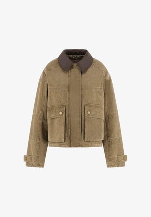 Kaki krāsas īss žakete no strukturētas auduma ar tumši brūnu apkakli, divām priekšējām kabatām un pogu aizdares uz piedurknēm.