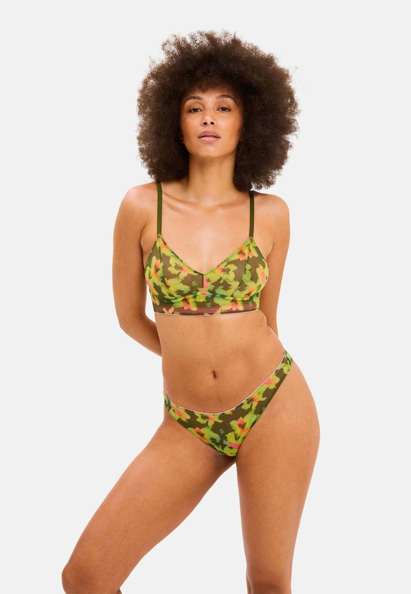 Camo-patroon bralette en bijpassende bikini onderkant. De stof heeft een groene basis met bloemige accenten in roze en geel. Verstelbare bandjes.