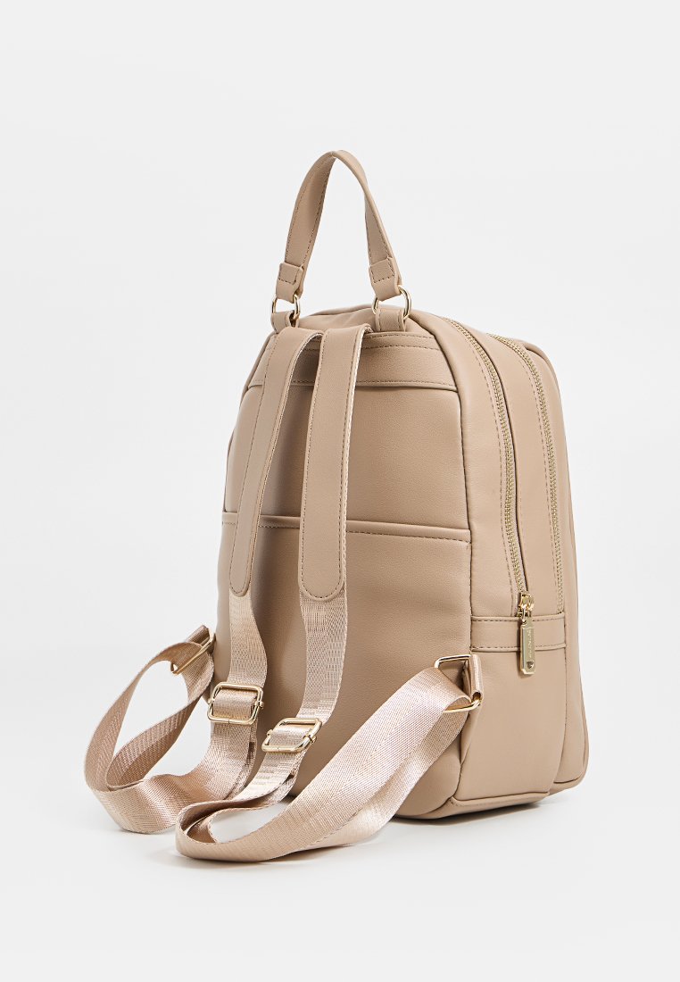 Zaino beige realizzato in ecopelle, con spallacci regolabili, compartimenti con cerniera e una forma strutturata con una texture liscia.