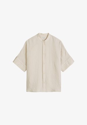 Beżowa koszula na krótki rękaw z guzikami i kołnierzem typu mandarynka, z delikatnymi pionowymi teksturowanymi paskami, luźny fason.