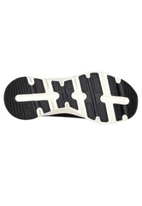 Suela de zapato de goma negra con entresuela blanca. Presenta un patrón de agarre texturizado, ranuras de flexión y una banda de rodadura variada para tracción y durabilidad.