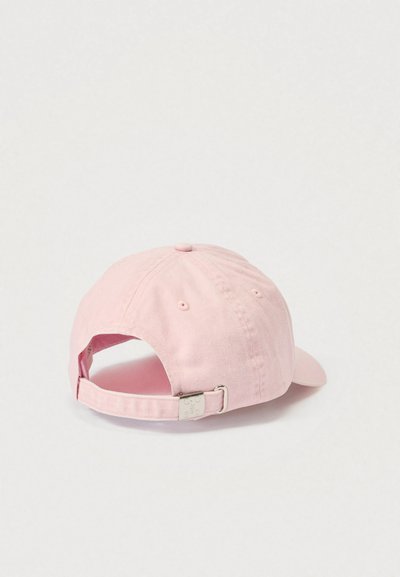 Ροζ βαμβακερό καπέλο μπέιζμπολ με καμπυλωτή γείσο, ρυθμιζόμενο λουράκι στο πίσω μέρος και ραμμένες τρύπες εξαερισμού στα πλαϊνά.