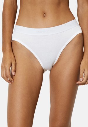 Witte katoenen slips met een hoge snit, voorzien van een zachte tailleband met de opdruk "Marc O'Polo." Gladde textuur met minimale details.