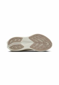 Suola di scarpa con motivi testurizzati, di colore beige chiaro con accenti scuri, progettata per aderenza e flessibilità. Presenta un logo.