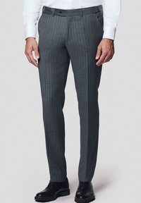 Szare spodnie w prążki wykonane z gładkiego materiału, charakteryzujące się dopasowanym krojem, szlufkami na pasek oraz standardowym zapięciem na guzik i zamek błyskawiczny.
