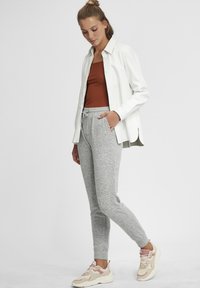 Oxmo OXBENITA REGULAR FIT - Treniņtērpa apakšdaļas - light grey melange