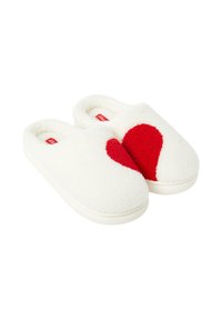 Białe kapcie z polaru z czerwonym wzorem serca, teksturowaną cholewką, okrągłym noskiem i białą gumową podeszwą. Miękki, przytulny materiał na całej powierzchni.