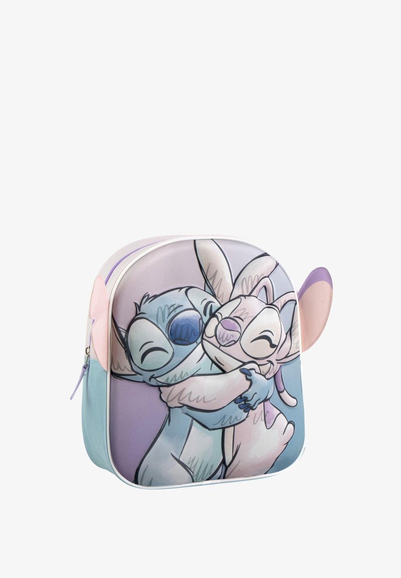 Petit sac à dos avec les personnages Stitch et Angel qui s'enlacent, aux couleurs pastel et avec des fermetures éclairs en forme d'oreilles sur les côtés.