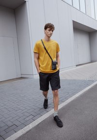 Não selecionado, yellow