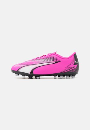 Puma ULTRA PLAY MG JR UNISEX - Vormitud naeltega jalgpallisaapad - poison pink/white/black