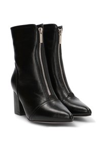 Botas de tobillo de cuero negro con punta afilada, que cuentan con cremalleras frontales y un tacón cuadrado. El material tiene una textura suave y un acabado brillante.