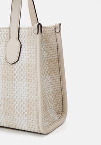 Borsa a tote intrecciata beige con dettagli in pelle, forma rettangolare, lati strutturati e due manici corti. Presenta una superficie texture con motivi sottili.