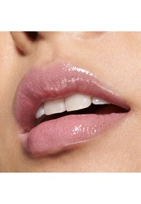 Lichtroze lippen met een glanzende afwerking, die subtiele textuur en een vleugje natuurlijke witte tanden in een open stand tonen.