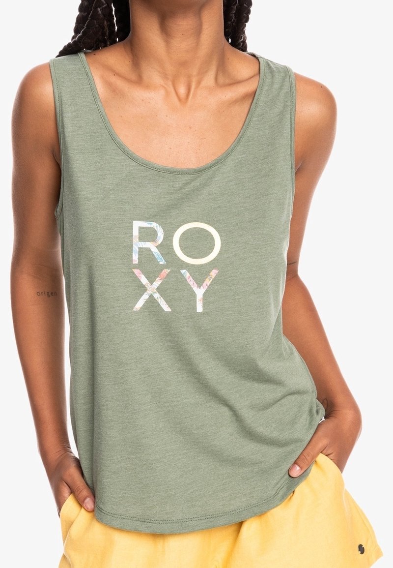 Olivo vihreä toppi pehmeästä kankaasta, jossa on monivärinen "ROXY"-logo. Suunnittelussa on pyöreä kaula-aukko ja rento istuvuus.